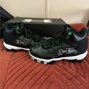 Youth Baseball Cleats **NIB**